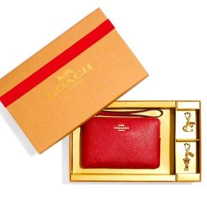 NWT‎ Coach Boxed Corner Zip Wristlet With Charm Included